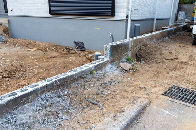 足元の素材感を活かした玄関アプローチ